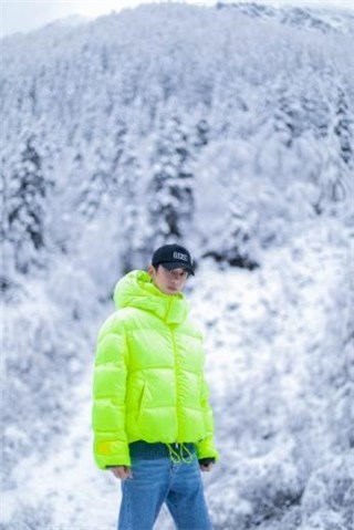 图四:梁靖康雪地大片曝光荧光绿羽绒服超吸睛