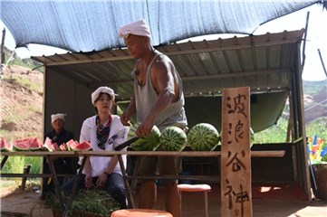 乐嘉与悦悦头系白毛巾卖瓜