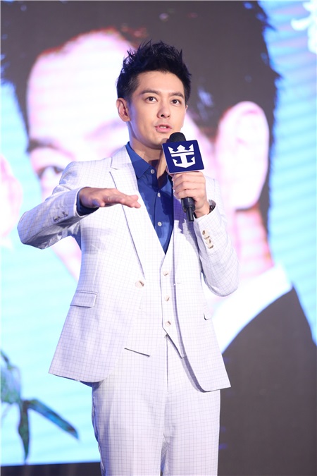 林志颖着西装帅气亮相:想与夫人过二人世界