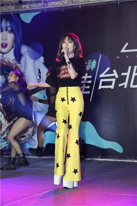 孟佳出席媒体见面会