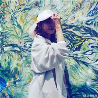 蔡依林手上画祝福 头戴纱帽一秒变大婶