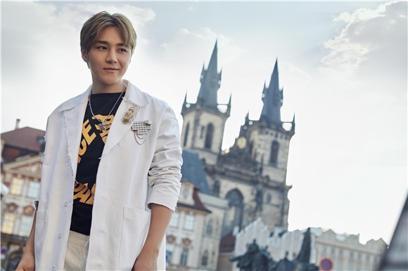 李炜欧洲取景拍摄暖冬写真 将办生日会与粉丝共庆
