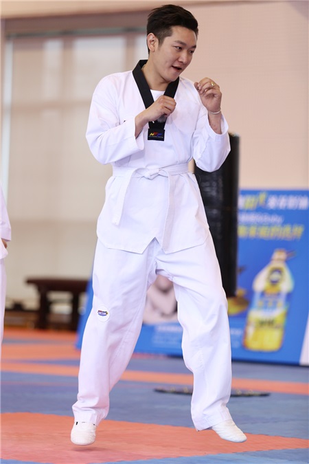 田源Herry带队负伤坚持 不懈拼搏显精神