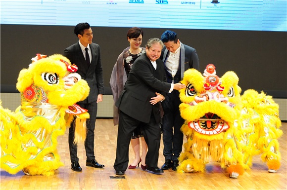 成龙助阵洪金宝工作室开幕两王相会 彭于晏为义父站台活泼耍宝秒变「迷弟」