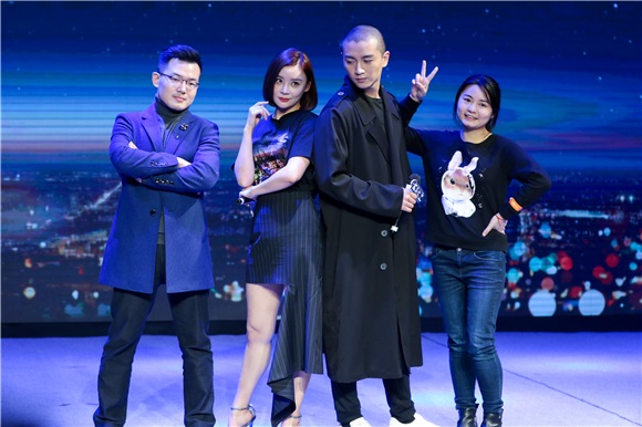 《云颠之上》粉丝见面会 袁姗姗现场变身狠毒皇后