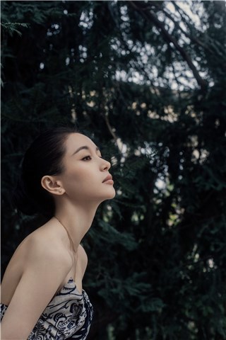 王子文亮相品牌活动 蝴蝶结抹胸裙复古文艺