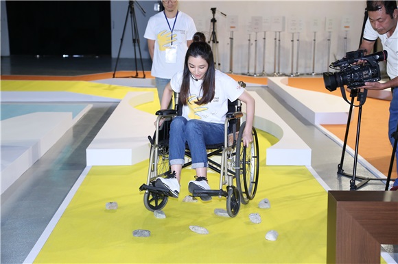 陈怡蓉926大婚倒数计时 体验无障碍轮椅驾驶