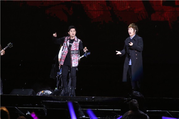 五月天演唱会最终唱 周董雨中登台合唱