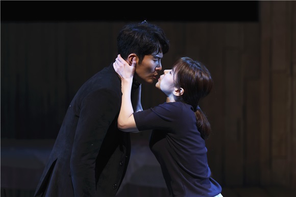 话剧《Mad Kiss》举行媒体试演会 赵东赫、李相二等出席活动