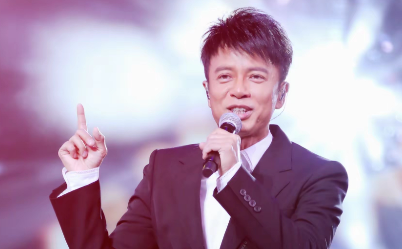 李克勤演唱会突发延误 草根歌手临时救场连唱20首歌曲稳全场