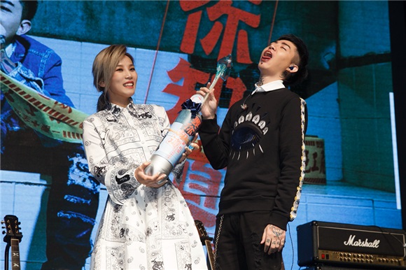 谢和弦巡演近千粉丝嗨翻现场 李佳薇张智成惊喜亮相