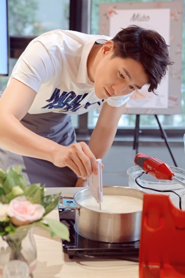 李子峰变甜点师做冰淇淋 网友:这个男人有点甜