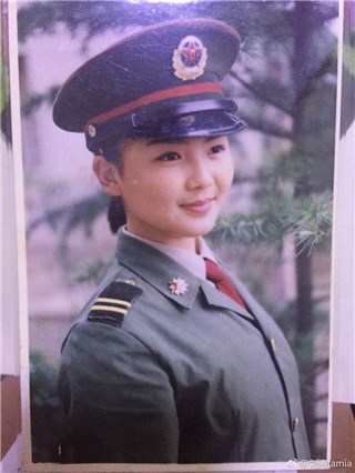 刘涛晒青涩军装照感慨回忆 网友：岁月匆匆，美颜依旧