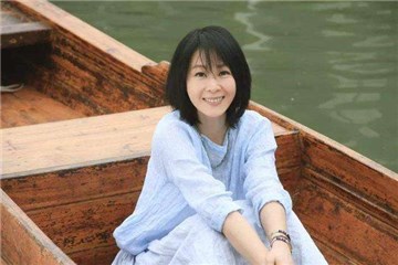 刘若英分享家庭乐  一家三口爬山亲近大自然