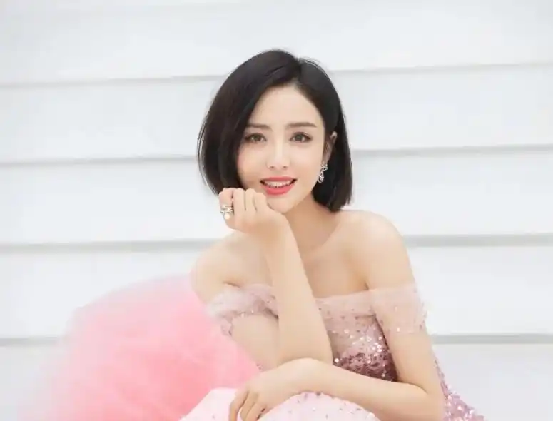 佟丽娅带儿子现身陈思诚工作室 离婚五年从夫妻到同事？