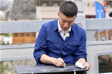 孙红雷找工作,写简历