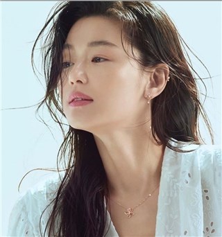 辣妈全智贤最新代言“仙气不减”  小背心展清爽性感魅力