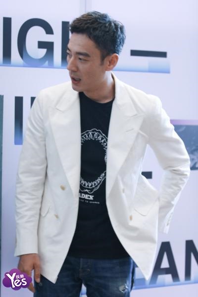 〈Yes 北京现场〉李光洁出席公益摄影展开幕式 与小朋友大跳「鲨鱼舞」