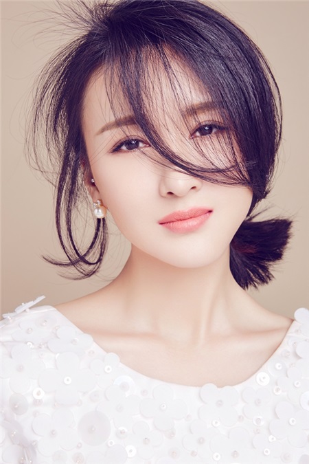 郑逸桐新曝甜美写真 雅致长裙自然随性