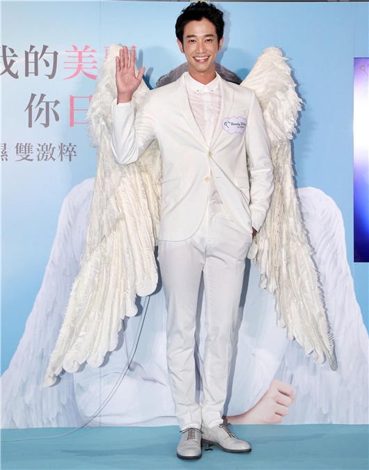 刘以豪出席护肤品活动