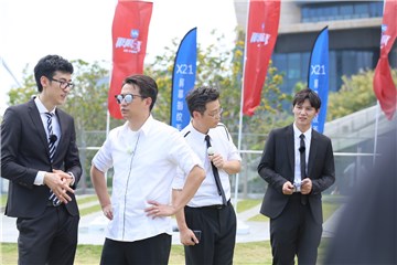 成员们和信用经理人在一起