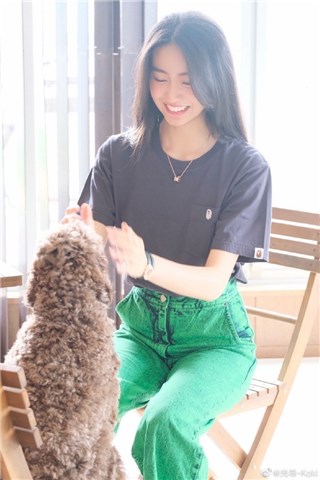 木村光希营业分享与爱犬玩耍照  穿灰T搭绿色牛仔裤轻松随性