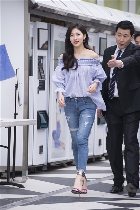 〈Yes首尔现场〉秀智露肩紫色上衣搭配牛仔裤 展现甜美青春魅力