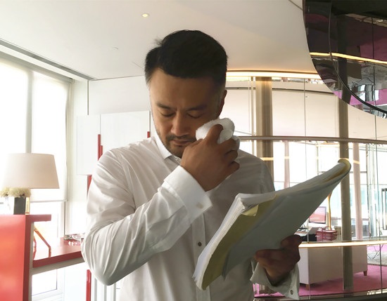 曹卫宇顶高温敬业拍戏 胡子大叔变温馨暖男