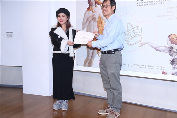黄子佼、张小燕等出席黎画廊圣诞公益义卖联展宣传记者会