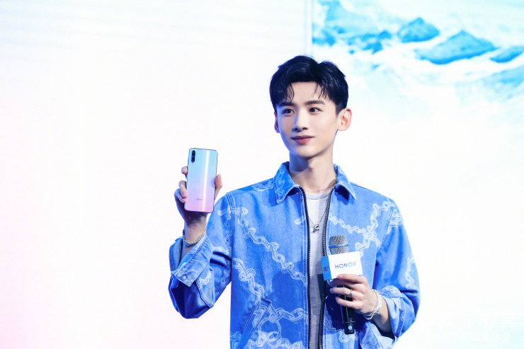 幸运粉丝与白敬亭远端视频连线 网友：我柠檬了