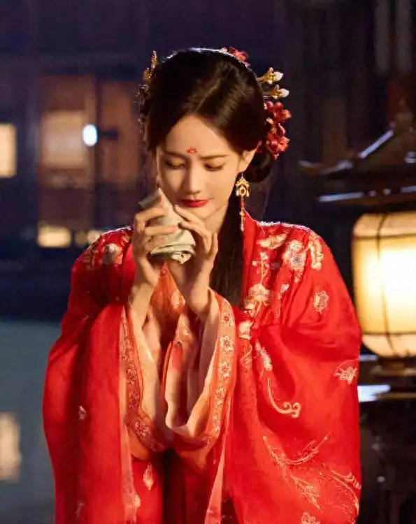 《书卷一梦》反套路穿越喜剧爆红热播　李一桐大婚之日连领9次便当花式死法笑翻观众