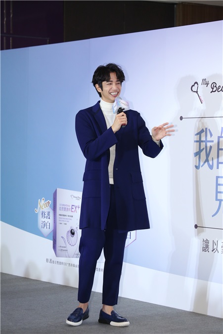 刘以豪出席面膜品牌见面会与粉丝提前跨年欢聚