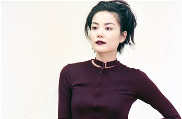 王菲12岁童年照被挖出 网友看傻「从小就是天后」
