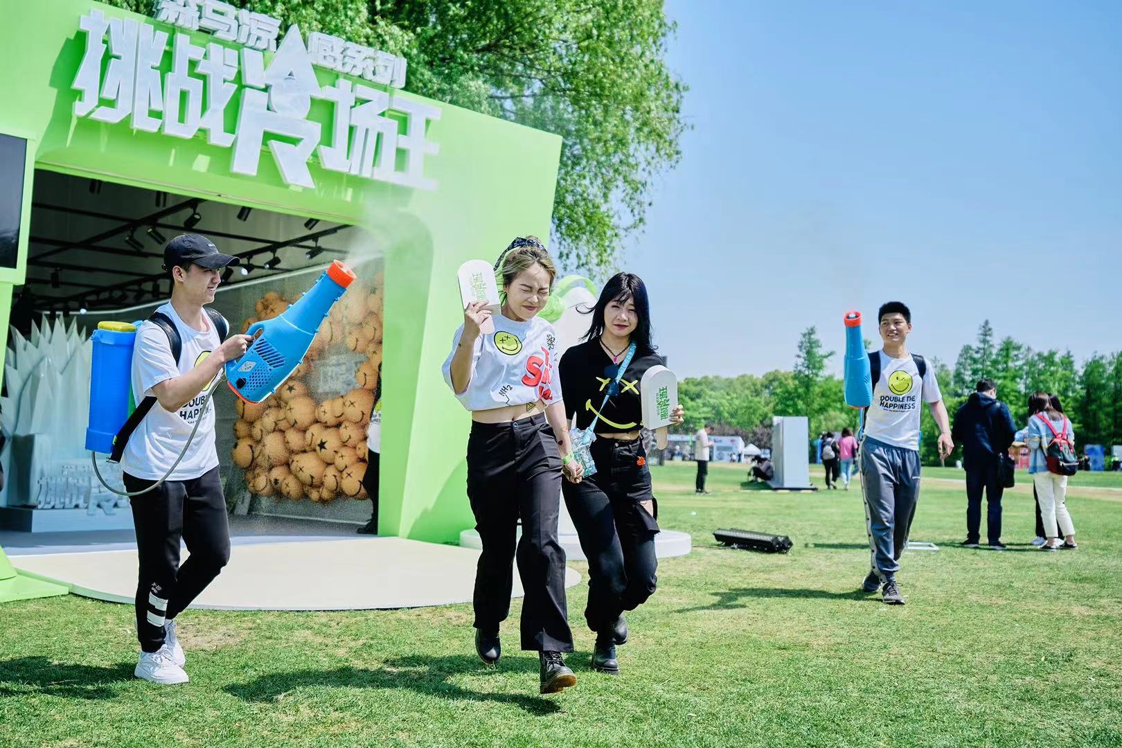 //hqredian.cn/wp-content/uploads/2021/05/unnamed-file-10.jpeg插图(8) 一群人站在草地上奔跑 描述已自动产生