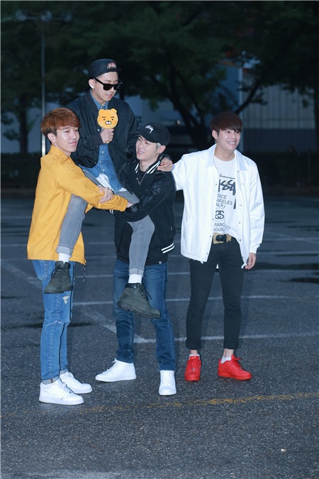 〈Yes 首尔现场〉VIXX宇宙少女等现身《音乐银行》上班路