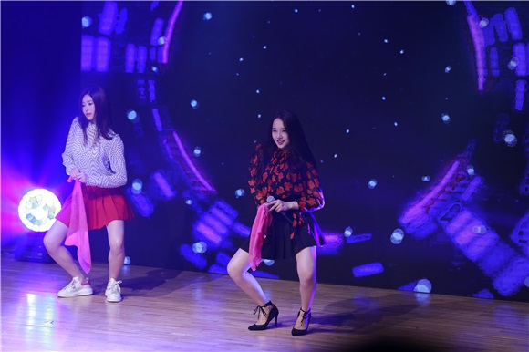 Kriesha Tiu办出道showcase 展华丽舞台表现力