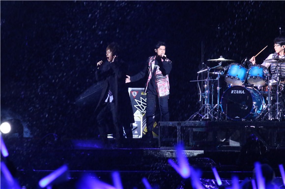 五月天演唱会最终唱 周董雨中登台合唱