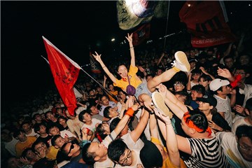 跳水、Pogo、尖叫,观众见证快乐就现在