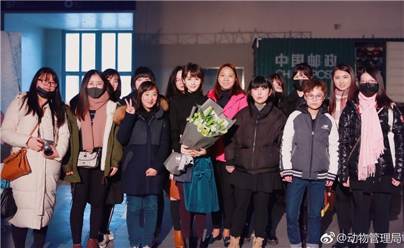 王子文粉丝探班《动物管理局》 暖心偶像寒风中送粉丝奶茶