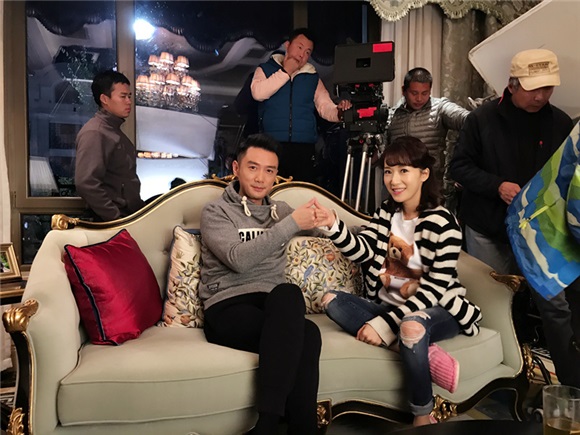 童心未泯！李念与新晋影帝街边玩旋转木马跷跷板