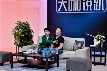 杨坤自曝择偶标准 遭张大大袭胸