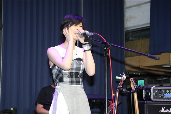 赖雅妍举办公益演唱会总彩张立昂送上三宝