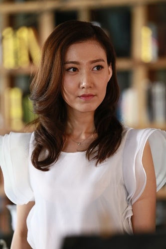 反差萌！高露怒甩女神包袱 大尺度演绎「败金娇妻」