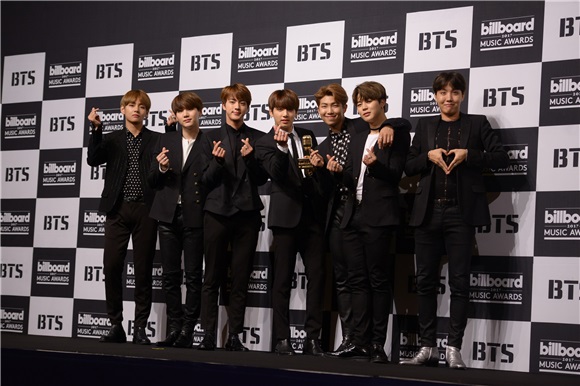 BTS Billboard获奖纪念记者会 Jin世界级帅脸获认证