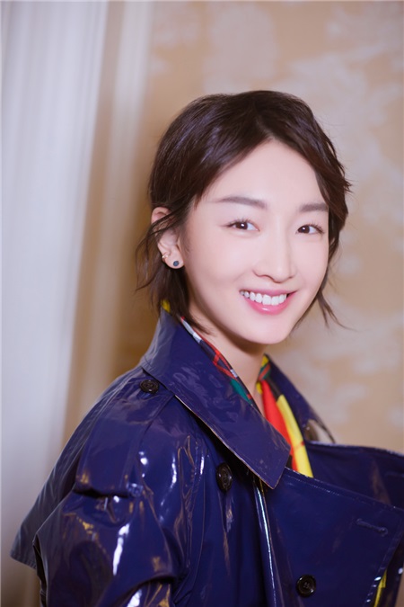 周冬雨与「小房鸭」同框 定制涂鸦引调侃
