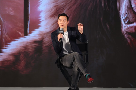 宝拉-帕顿亮相《魔兽:崛起》北京发布会 吴彦祖大放福利与女粉丝贴面自拍