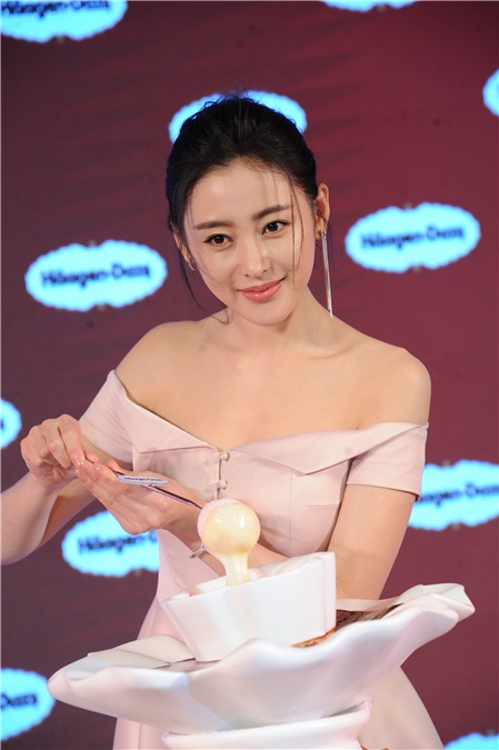 张天爱回应换角风波称相信导演 否认招黑体质