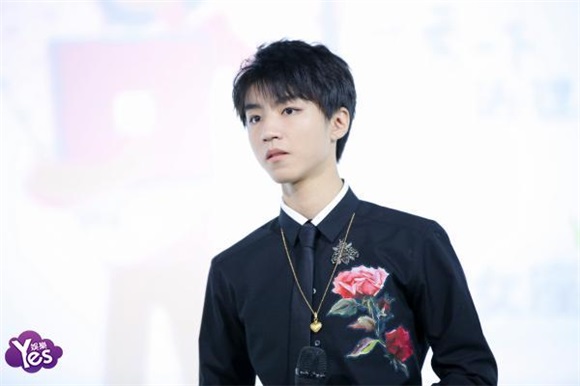 〈Yes 北京现场〉王俊凯全黑亮相变身玫瑰王子 暖笑卖萌尽显少年可爱本性