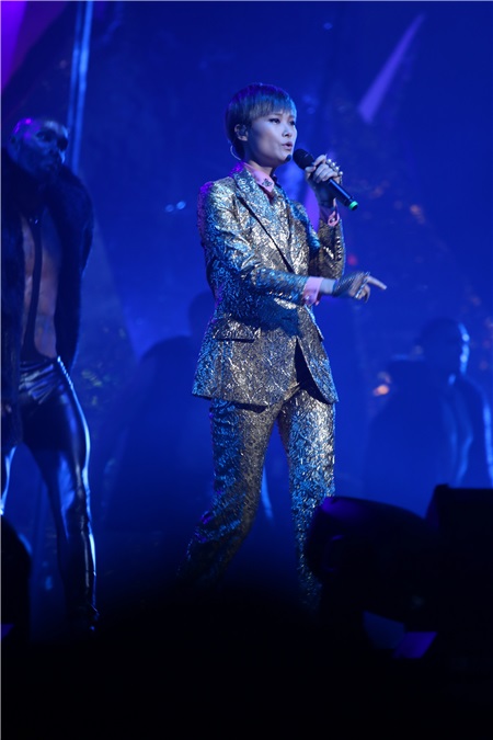 李宇春「野蛮生长」巡回演唱会黄袍加身 何穗、刘畅领衔超模助阵开场秀