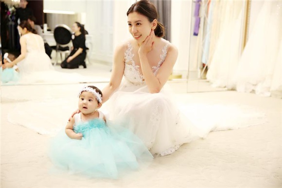 贾静雯咘咘试亲子婚纱 大小公主美呆众人